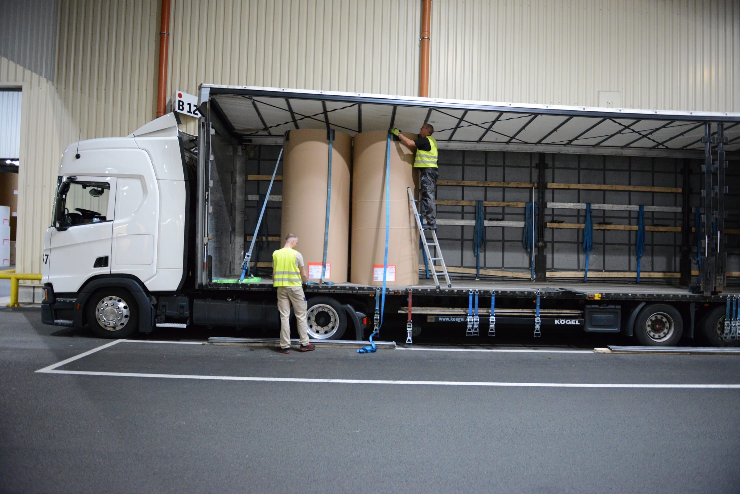Verladung von Papierrollen auf einen Lkw