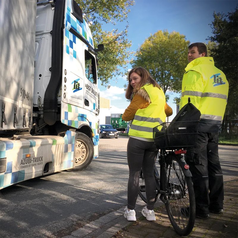 »Der Azubitruck hat keine großen Außenspiegel mehr. Dafür aber Kameras, die die Seite des Fahrzeugs und den Straßenraum auf einem Bildschirm im Fahrerhaus zeigen.«
