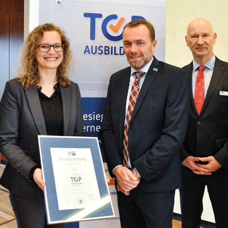 L.I.T. ERHÄLT IHK-QUALITÄTSSIEGEL »TOP AUSBILDUNG«: »Ein Berufseinstiegin die Logistikbranche ist für viele Nachwuchskräfte nicht sehr attraktiv.Dass eine Ausbildung bei uns qualitativ sehr hochwertig ist, bestätigt das IHK-Qualitätssiegel.«