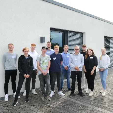 L.I.T. BREAKS ITS OWN TRAINING RECORD: 37 NEW JUNIOR EMPLOYEES: BRAKE LOGISTICS COMPANY DEFIES CORONA-RELATED SKILLED LABOR SHORTAGE