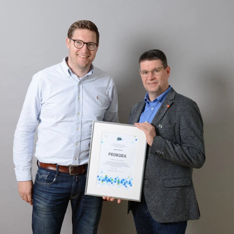 Mark Bruns reçoit la procuration générale et célèbre son anniversaire de service
