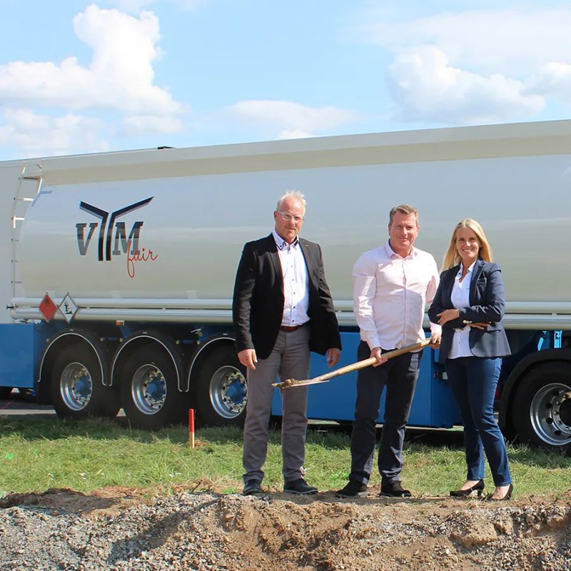 SCHARF TRANSPORT JOINS THE VTM FAIR GMBH FILLING STATION NETWORK: »Freight forwarders increasingly wish to organize their fuel purchasing themselves, instead of being dependent on price fluctuations and the intransparent market.«