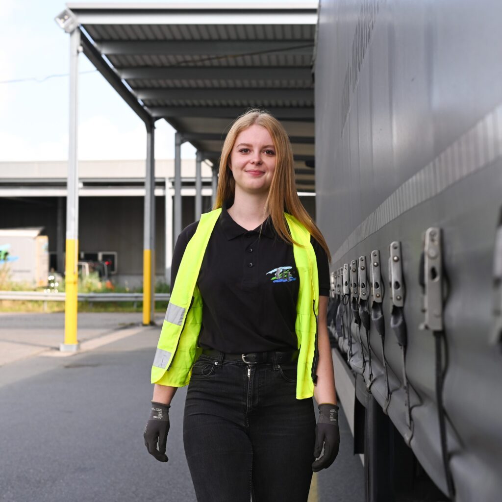 ENTRE BÂCHE ET PUISSANCE ENTRE BÂCHE ET PUISSANCE